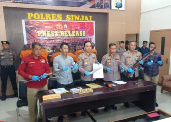Kapolres Sinjai AKBP Fery Nur Abdulah, S.IK pimpin press release terkait kasus dugaan Tindak Pidana Pemerasan disertai dengan kekerasan atau Ancaman Kekerasan dan atau penipuan yang terjadi pada hari Selasa tanggal 14 Mei 2024. 6 oknum debt Kolektor ditangkap dalam Kasus ini.