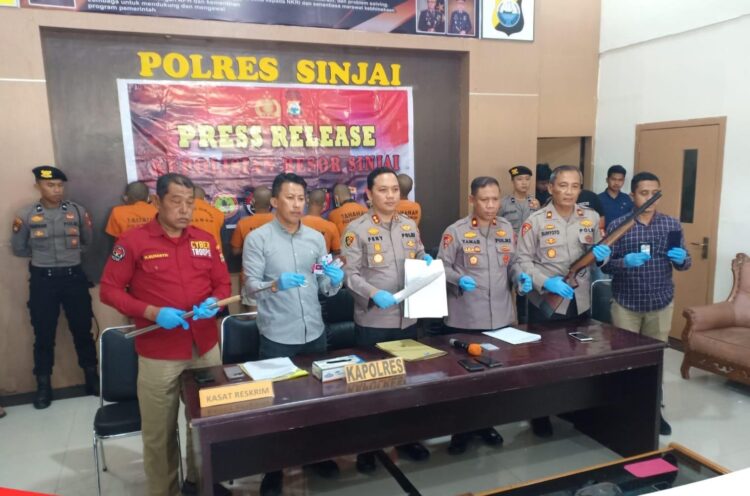 Kapolres Sinjai AKBP Fery Nur Abdulah, S.IK pimpin press release terkait kasus dugaan Tindak Pidana Pemerasan disertai dengan kekerasan atau Ancaman Kekerasan dan atau penipuan yang terjadi pada hari Selasa tanggal 14 Mei 2024. 6 oknum debt Kolektor ditangkap dalam Kasus ini.