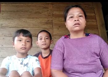 Ina Jesen Zalukhu dan kedua anaknya warga Desa Bitaya, Kecamatan Alasa Kabupaten Nias Utara