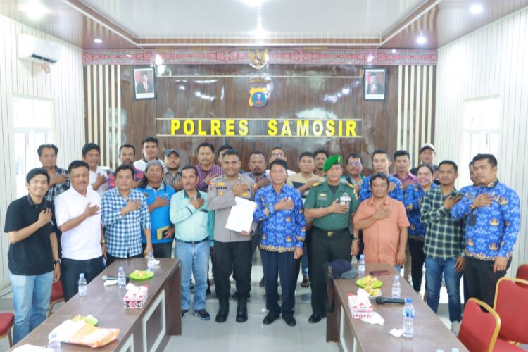 Polres Samosir mengadakan rapat koordinasi persiapan Turnamen Sepak Bola Bupati Cup Samosir 2024 pada Jumat (17/5/2024) di Aula Pusuk Buhit Polres Samosir. Rapat dimulai pukul 09:30 WIB dan dipimpin oleh Kabag Ops Polres Samosir, Kompol M. Hasan, S.H., M.H.