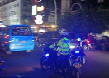 Satuan Lalu Lintas (Sat Lantas) Polresta Manado telah meluncurkan operasi khusus yang mereka sebut sebagai “Silau Mata”. Operasi ini bertujuan untuk mengingatkan para pengendara dan pejalan kaki akan pentingnya menghormati lampu biru polisi yang sering kali dinyalakan di keramaian kota, Selasa (14/5/2024).