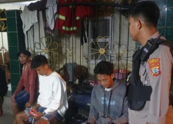 Polsek Tuminting terus berinovasi dalam menjaga keamanan dan ketertiban masyarakat dengan menggelar kegiatan bertajuk “Dor to Dor”, “Baronang”, “Bapontar”, “Pokdar”, dan “Sambang Wilayah”. Kegiatan ini berlangsung di Kelurahan Sindulang Satu, Lingkungan 2, Kecamatan Tuminting, dengan tujuan mempererat hubungan antara polisi dan masyarakat sekaligus menjaga situasi tetap kondusif, Selasa (14/5/2024).