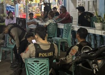 Patroli Rayon Samapta Polresta Manado melaksanakan giat patroli rutin di wilayah Kelurahan Banjer, tepatnya di Lingkungan IV, V, dan VI, Kecamatan Tikala, pada malam hari ini. Kegiatan ini bertujuan untuk memantau aktivitas masyarakat serta mengantisipasi potensi gangguan ketertiban, terutama dari kelompok anak-anak muda yang sering berkumpul sambil mengonsumsi minuman keras, Selasa (14/5/2024) malam.