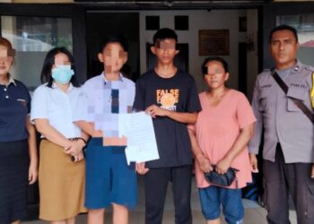Bhabinkamtibmas Polsek Malalayang kembali menunjukkan komitmen mereka dalam menjaga keamanan dan ketertiban masyarakat dengan menyelesaikan permasalahan dugaan tindak pidana penganiayaan dan kenakalan terhadap orang atau barang yang melibatkan sejumlah remaja setempat, Rabu (15/5/2024).