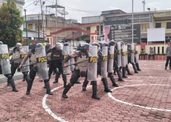 Kapolres Samosir AKBP Yogie Hardiman, S.H., S.I.K., M.H., memerintahkan seluruh Satuan Kerja Polres Samosir untuk melaksanakan berbagai kegiatan kesiapan. Tindakan ini mencakup sosialisasi politik sehat, latihan pengendalian massa, dan pemeriksaan internal untuk memastikan kesiapan penuh dalam menjaga keamanan dan ketertiban selama pemilu berlangsung. Sabtu, (18/05/2024).