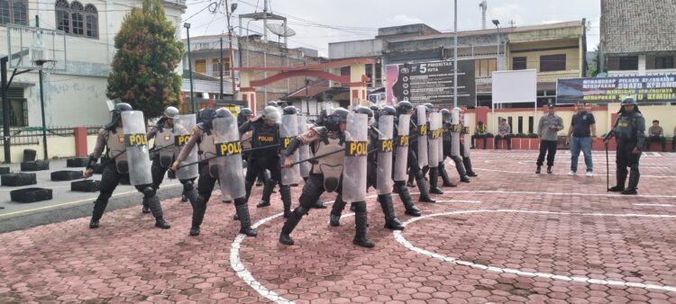 Kapolres Samosir AKBP Yogie Hardiman, S.H., S.I.K., M.H., memerintahkan seluruh Satuan Kerja Polres Samosir untuk melaksanakan berbagai kegiatan kesiapan. Tindakan ini mencakup sosialisasi politik sehat, latihan pengendalian massa, dan pemeriksaan internal untuk memastikan kesiapan penuh dalam menjaga keamanan dan ketertiban selama pemilu berlangsung. Sabtu, (18/05/2024).