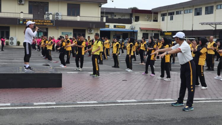 OLAHRAGA: Kapolrestabes Medan Kombes Pol Teddy John Sahala Marbun berolahraga bersama personel di Mapolrestabes, Sabtu (18/5/2024).(Foto Dok/Polrestabes)