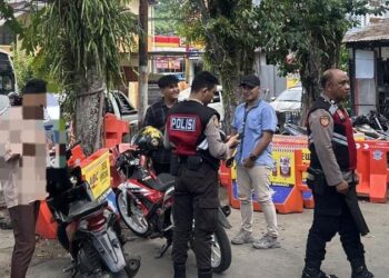 Patroli rayon Samapta Polresta Manado melaksanakan kegiatan mobile rutinnya, berhasil mengamankan sebuah kendaraan roda dua (R2) yang tidak dilengkapi dengan Tanda Nomor Kendaraan Bermotor (TNKB). Kejadian ini terjadi saat petugas patroli melakukan pengawasan di sekitar wilayah patroli mereka, Sabtu (18/5/2024).