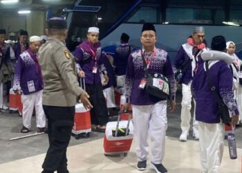 Polsek Kawasan Bandara Sam Ratulangi Manado melakukan pengamanan yang ketat untuk memastikan keberangkatan yang aman bagi rombongan calon jemaah haji dari Provinsi Sulawesi Utara, Sabtu (18/5/2024).