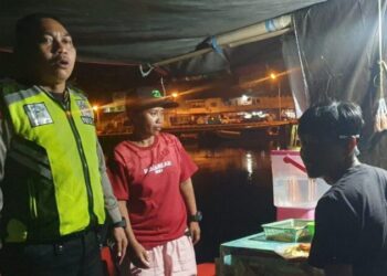 Polsek Tuminting kembali menggelar kegiatan Baronang (Bhayangkara Ronda Sambang) pada Jumat malam (17/5/2024). Kegiatan ini merupakan bagian dari program rutin yang diinisiasi oleh kepolisian setempat untuk memperkuat hubungan antara polisi dan masyarakat serta mencegah terjadinya tindak kriminal di wilayah hukum Polsek Tuminting.