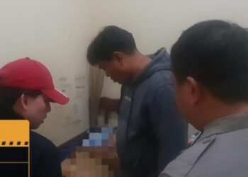 Warga Kelurahan Tumumpa Dua, Lingkungan IV, Kecamatan Tuminting, Kota Manado, dikejutkan dengan penemuan mayat di kosan Ega pada Sabtu dini hari. Korban ditemukan dalam kondisi tak bernyawa sekitar pukul 02.12 WITA oleh seorang saksi, Jenli Muhalung (37), yang tinggal di lingkungan yang sama, Sabtu (18/5/2024).