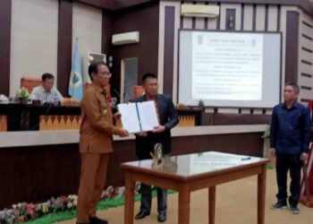 Rapat Paripurna XI XII XIII yang dipimpin langsung oleh Ketua DPRD OKI H Abdiyanto SH MH serta dihadiri PJ Bupati OKI Ir Asmar Wijaya MSi dan para anggota DPRD Kab OKI, sekretariat DPRD pimpinan porkopimda kab OKI, Kapolres, kepala Dandim, kepala pengadilan agama dan negeri serta tenaga ahli fraksi DPRD kab OKI. Jum'at (17/5/2024).