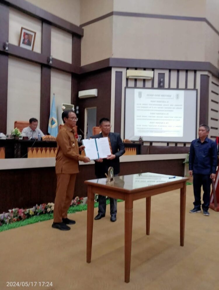 Rapat Paripurna XI XII XIII yang dipimpin langsung oleh Ketua DPRD OKI H Abdiyanto SH MH serta dihadiri PJ Bupati OKI Ir Asmar Wijaya MSi dan para anggota DPRD Kab OKI, sekretariat DPRD pimpinan porkopimda kab OKI, Kapolres, kepala Dandim, kepala pengadilan agama dan negeri serta tenaga ahli fraksi DPRD kab OKI. Jum'at (17/5/2024).
