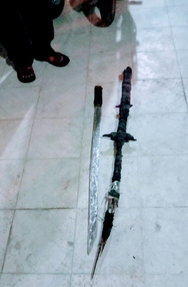 DIAMANKAN: Dua sajam diamankan Polisi dari lokasi tawuran di kawasan Kelurahan Bagan Deli, Belawan, Minggu dini hari (19/5/2024).(Foto Dok/Polres Belawan)