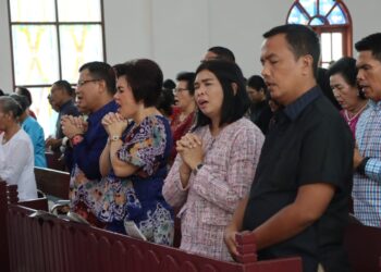 SAFARI IBADAH: Kapolrestabes Medan Kombes Pol Dr Teddy John Sahala Marbun didampingi istri, Ny dr Ulivia br Lubis (kiri) Safari Ibadah di HKBP Pardamean Jalan Taduan Medan, Minggu (19/5/2024).(Foto Dok/Polrestabes)