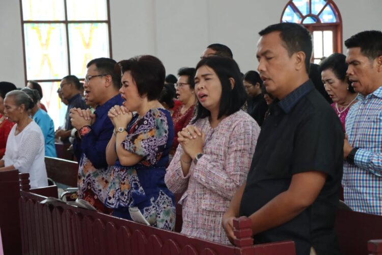 SAFARI IBADAH: Kapolrestabes Medan Kombes Pol Dr Teddy John Sahala Marbun didampingi istri, Ny dr Ulivia br Lubis (kiri) Safari Ibadah di HKBP Pardamean Jalan Taduan Medan, Minggu (19/5/2024).(Foto Dok/Polrestabes)