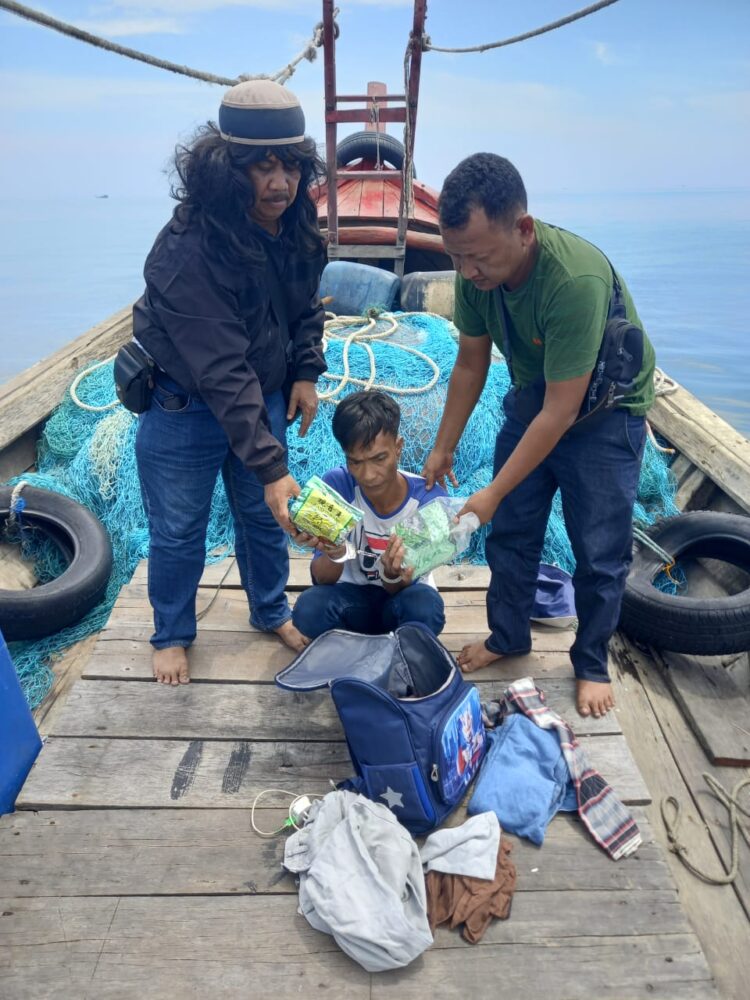 DITANGKAP: Direktorat Polisi Perairan dan Udara (Pol Airud) Polda Sumut menangkap IM (37) di perairan Tanjung Kumpul, Asahan, Jumat (17/5/ 2024). (Foto Dok/ Polda Sumut)