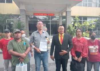 MELAPOR: Rahman Tuah Nasution yang didampingi penasehat hukumnya Poltak Silitonga, SH, MH bersama warga Kampung Kompak melaporkan penutupan akses Jalan Kampung Kompak ke Polda Sumut, Kamis (16/5/2024). (Foto Dok/TM)