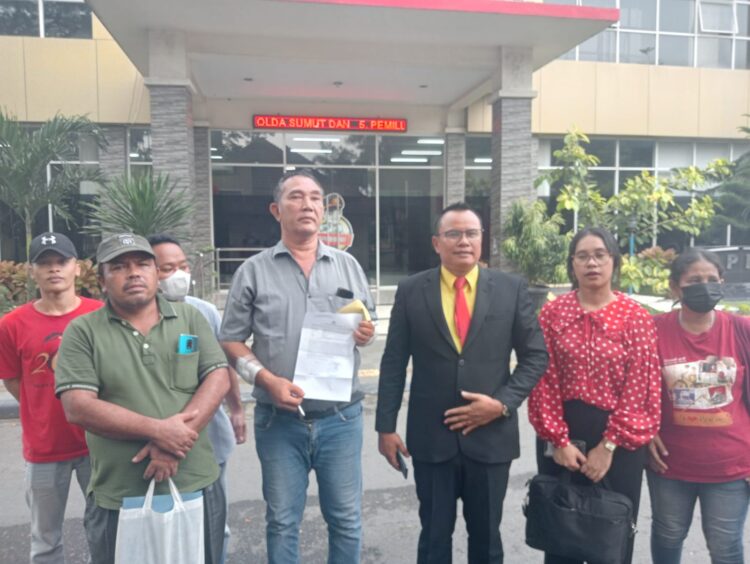 MELAPOR: Rahman Tuah Nasution yang didampingi penasehat hukumnya Poltak Silitonga, SH, MH bersama warga Kampung Kompak melaporkan penutupan akses Jalan Kampung Kompak ke Polda Sumut, Kamis (16/5/2024). (Foto Dok/TM)