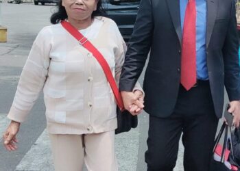 DATANGI POLDA SUMUT: Tianas Situmorang didampingi penasehat hukum Poltak Silitonga, SH, MH mendatangi Polda Sumut untuk melaporkan Bank Sumut, Rabu (8/5/2024) lalu. (Foto Dok/ Lawyer)