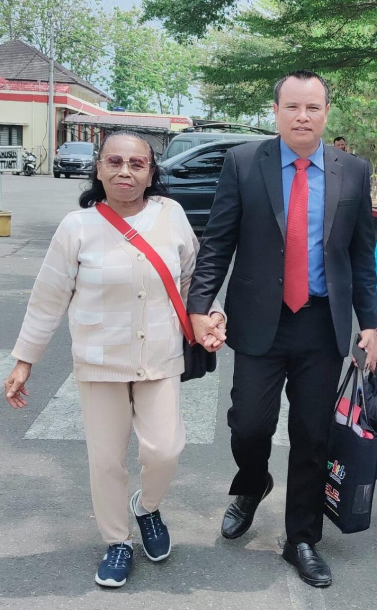 DATANGI POLDA SUMUT: Tianas Situmorang didampingi penasehat hukum Poltak Silitonga, SH, MH mendatangi Polda Sumut untuk melaporkan Bank Sumut, Rabu (8/5/2024) lalu. (Foto Dok/ Lawyer)