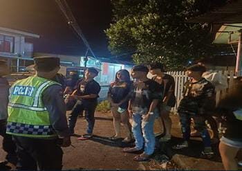 Polresta Manado menggelar Kegiatan Rutin yang Ditingkatkan (KRYD) dengan melibatkan pihak Pemerintah Kota, termasuk Camat, Lurah, dan Pala, di wilayah hukum mereka. Kegiatan yang berlangsung mulai pukul 20.00 hingga 06.00 WITA tersebut bertujuan untuk menciptakan kondisi yang aman dan kondusif di wilayah tersebut, Sabtu (18/5/2024).