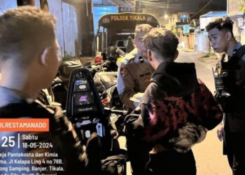 Personel Rayon Samapta Polresta Manado melaksanakan patroli keliling dan kegiatan rutin yang ditingkatkan (KRYD) di sekitar wilayah Kelurahan Banjer, Lingkungan IV dan V, serta VI Kecamatan Tikala, pada Sabtu malam (18/05/2024). Kegiatan ini dilakukan untuk menjamin keamanan dan kesejahteraan masyarakat di daerah tersebut.