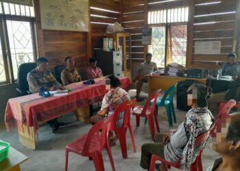 Personel Sat Binmas Polres Samosir AIPDA H.L. Situmorang dan Bripka Marbeta Sianipar bersama pemerintah Desa Situngkir memediasi dua saudari kandung yang berselisih terkait pengelolaan sebidang lahan warisan orangtua mereka.