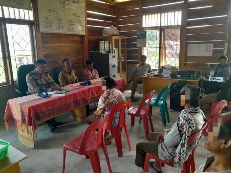 Personel Sat Binmas Polres Samosir AIPDA H.L. Situmorang dan Bripka Marbeta Sianipar bersama pemerintah Desa Situngkir memediasi dua saudari kandung yang berselisih terkait pengelolaan sebidang lahan warisan orangtua mereka.