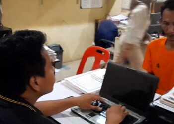 DIPERIKSA: SP alias Leman pelaku pembakaran terhadap Herlinda Gurusinga sedang diperiksa intensif oleh penyidik di Polsek Medan Tembung, Senin (20/5/2024).(Foto Dok/Polrestabes)