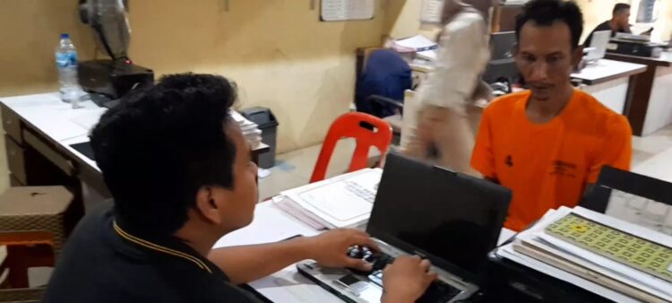 DIPERIKSA: SP alias Leman pelaku pembakaran terhadap Herlinda Gurusinga sedang diperiksa intensif oleh penyidik di Polsek Medan Tembung, Senin (20/5/2024).(Foto Dok/Polrestabes)