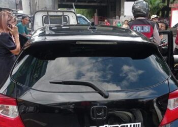 Personel patroli dari Rayon Polresta Manado melaksanakan kegiatan rutin hunting TNKB di Karombasan Utara, Kecamatan Wanea hari ini. Dalam operasi tersebut, mereka berhasil menemukan satu unit kendaraan roda empat tanpa Tanda Nomor Kendaraan Bermotor (TNKB), Minggu (19/5/2024).