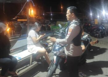 Polsek Tuminting terus mengintensifkan upaya pencegahan dan penegakan hukum di lingkungan masyarakat. Dalam rangka itu, mereka baru-baru ini melaksanakan serangkaian kegiatan inovatif yang melibatkan interaksi langsung dengan warga. Dalam program yang diberi nama “Dor to Dor, Baronang, Bapontar, Pokdar, dan Sambang”, petugas kepolisian berkunjung ke Kelurahan Sindulang, Dua Lingkungan 2 dan 4, Kecamatan Tuminting, Minggu (19/5/2024).