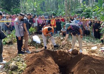 Warga Desa Binangun, Kecamatan Mrebet, Kabupaten Purbalingga gempar akibat salah satu makam di tempat pemakaman umum desa setempat ditemukan dalam keadaan terbuka, Senin (20/5/2024) pagi. Diduga makam tersebut dibongkar orang tidak dikenal.