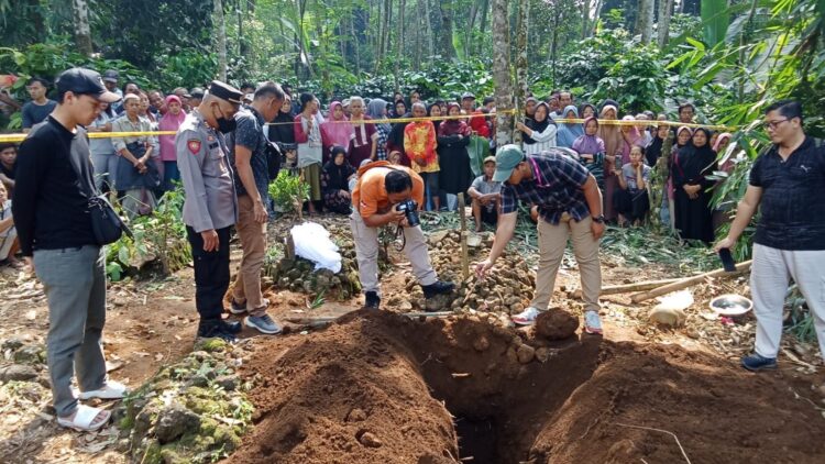 Warga Desa Binangun, Kecamatan Mrebet, Kabupaten Purbalingga gempar akibat salah satu makam di tempat pemakaman umum desa setempat ditemukan dalam keadaan terbuka, Senin (20/5/2024) pagi. Diduga makam tersebut dibongkar orang tidak dikenal.