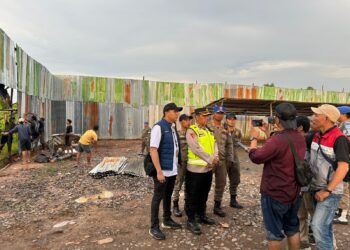 Kegiatan pembongkaran bangunan tidak berizin yang diduga digunakan sebagai gudang / tempat penyimpanan BBM Ilegal yang dipimpin oleh Kabag Ops Polres Ogan Ilir KOMPOL KUSYANTO, S.H. dan Kanit Idik II Pidsus Sat Reskrim Polres Ogan Ilir IPTU AHMAD SURYA ATMAJA, S.H bersama personil anggota Unit Idik II Pidsus Sat Reskrim Polres Ogan Ilir, Personil Sat Intelkam Polres Ogan Ilir, Personil Sat Samapta Polres Ogan Ilir, Personil Provos Polres Ogan Ilir dan Personil Polsek Pemulutan Polres Ogan Ilir dan bergabung dengan Sat Pol PP Kab. Ogan Ilir dan Rekan Media Kab. Ogan Ilir di lokasi diduga gudang / tempat penyimpanan BBM ilegal.