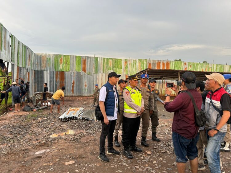 Kegiatan pembongkaran bangunan tidak berizin yang diduga digunakan sebagai gudang / tempat penyimpanan BBM Ilegal yang dipimpin oleh Kabag Ops Polres Ogan Ilir KOMPOL KUSYANTO, S.H. dan Kanit Idik II Pidsus Sat Reskrim Polres Ogan Ilir IPTU AHMAD SURYA ATMAJA, S.H bersama personil anggota Unit Idik II Pidsus Sat Reskrim Polres Ogan Ilir, Personil Sat Intelkam Polres Ogan Ilir, Personil Sat Samapta Polres Ogan Ilir, Personil Provos Polres Ogan Ilir dan Personil Polsek Pemulutan Polres Ogan Ilir dan bergabung dengan Sat Pol PP Kab. Ogan Ilir dan Rekan Media Kab. Ogan Ilir di lokasi diduga gudang / tempat penyimpanan BBM ilegal.