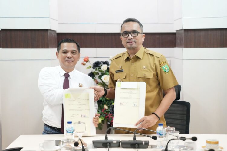 Pemerintah Kota Sabang melakukan penandatangan kerja sama dengan Kejaksaan Negeri Sabang dalam bidang perdata dan tata usaha negara. Kegiatan ini berlangsung di Ruang Rapat Pulau Klah Kantor Wali Kota Sabang, yang turut disaksikan para asisten sekretariat Kota Sabang, para camat, dan Kepala OPD terkait, Selasa (21/5/24).