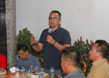Pj Wali Kota Sabang dalam pertemuan dengan pelaku pariwisata, membahas kesiapan pelayanan pariwisata Sabang menyambut PON XXI Aceh-Sumut tahun 2024. Kegiatan tersebut berlangsung di Pendopo Wali Kota Sabang, Senin (20/5/24) malam.