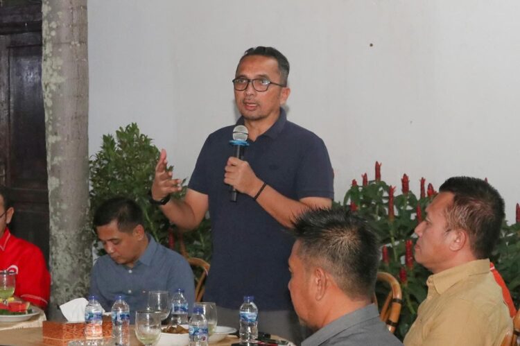 Pj Wali Kota Sabang dalam pertemuan dengan pelaku pariwisata, membahas kesiapan pelayanan pariwisata Sabang menyambut PON XXI Aceh-Sumut tahun 2024. Kegiatan tersebut berlangsung di Pendopo Wali Kota Sabang, Senin (20/5/24) malam.