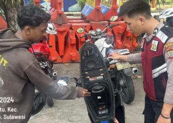 Patroli Rayon Samapta Polresta Manado giat melakukan operasi mobile pada hari ini. Dalam kegiatan tersebut, petugas berhasil mendapati sejumlah kendaraan yang melanggar aturan dengan tidak menggunakan Tanda Nomor Kendaraan Bermotor (TNKB), Senin (20/5/2024).