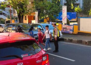Personel Kepolisian Resor Kota (Polresta) Manado kembali turun ke lapangan untuk melakukan pengaturan arus lalu lintas di sejumlah titik strategis di jalan raya. Kegiatan ini dilakukan sebagai bagian dari upaya untuk memastikan kelancaran dan keselamatan para pengguna jalan, terutama pada jam-jam sibuk pagi dan sore hari, Selasa (21/5/2024).