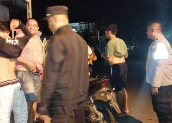 Polsek Tuminting melaksanakan serangkaian kegiatan inovatif di Kelurahan Mahawu Lingkungan 3, Kecamatan Tuminting. Kegiatan yang berlangsung pada akhir pekan ini meliputi program inovasi dor to dor, baronang, bapontar, pokdar, dan Sambang Wilayah.