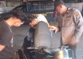 Polsek Tikala melaksanakan kegiatan Kepolisian yang Ditingkatkan (KRYD) di Kelurahan Banjer, Kecamatan Tikala, Kota Manado. Langkah ini diambil untuk mengantisipasi potensi tawuran antar lingkungan di kelurahan tersebut, Pada hari ini, Senin, 20 Mei 2024, pukul 24.00 WITA.