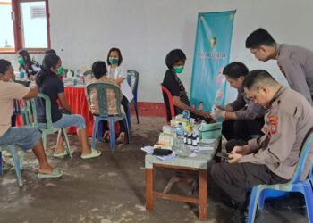 Kapolsek Mapanget, Iptu Lesly Lihawa, mendampingi Tim Kesehatan Polresta Manado dalam kegiatan Bakti Sosial Kesehatan. Acara yang bertempat di Kelurahan Paniki Bawah Lingkungan V, Kecamatan Mapanget, Kota Manado ini dihadiri oleh masyarakat setempat yang antusias memanfaatkan layanan kesehatan yang disediakan, Selasa (21/5/2024)