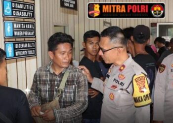 Wakapolres Kompol Hermansyah mengecek pelayanan pembuatan Surat Keterangan Catatan Kepolisian (SKCK).