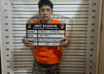 DITANGKAP: AS ditangkap usai melalukukan pencurian sepeda motor milik Abdul Rahim dengan mengancam memakai gunting, Selasa (21/5/2024).(Foto Dok/ Polsek Patumbak)
