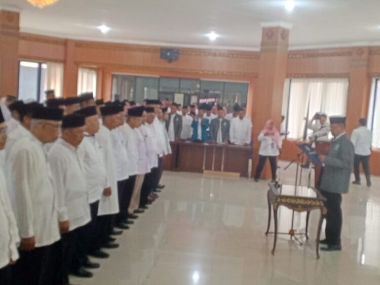 Sebanyak 54 orang pengurus baru Majelis Ulama Indonesia (MUI) Kabupaten OKI periode 2024 – 2029 resmi dilantik. Pelantikan dilakukan PJ Bupati OKI Ir. Asmar Wijaya di Ruang Rapat Bende Seguguk I (RRBS I) Kabupaten OKI, Rabu (22/5/24).