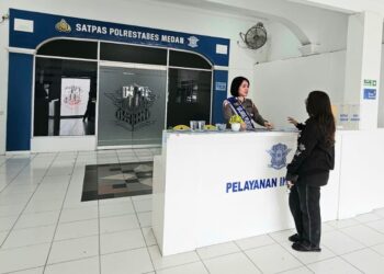 BERI PENJELASAN: ripka Nani Ginting sedang memberikan penjelasan kepada seorang pemohon SIM di Satpasa Sat Lantas Polrestabes Medan, Rabu (22/5/2024).(Foto Dok/ Polrestabes)