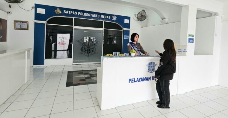 BERI PENJELASAN: ripka Nani Ginting sedang memberikan penjelasan kepada seorang pemohon SIM di Satpasa Sat Lantas Polrestabes Medan, Rabu (22/5/2024).(Foto Dok/ Polrestabes)